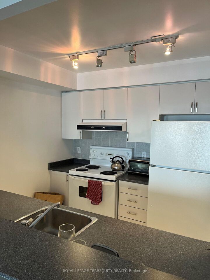 Property Photo:  399 South Park Road 901  ON L3T 7W6 