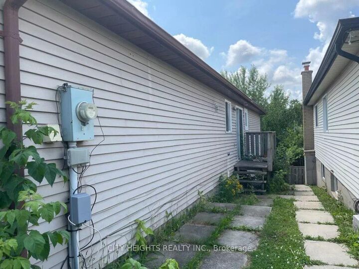 Property Photo:  73 Hickling Trail  ON L4M 5S7 