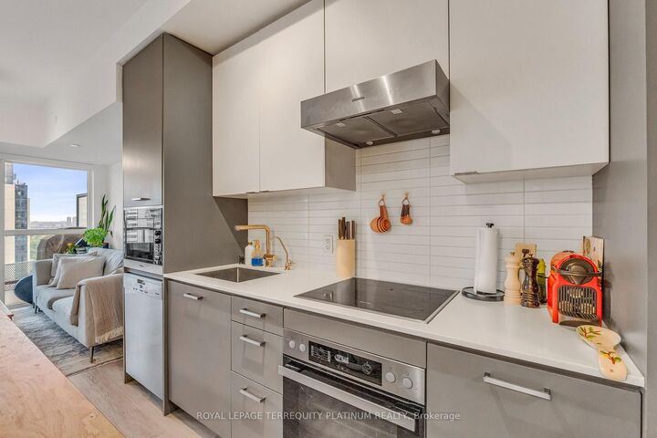 Property Photo:  11 Lillian Street 1410  ON M4S 2H7 
