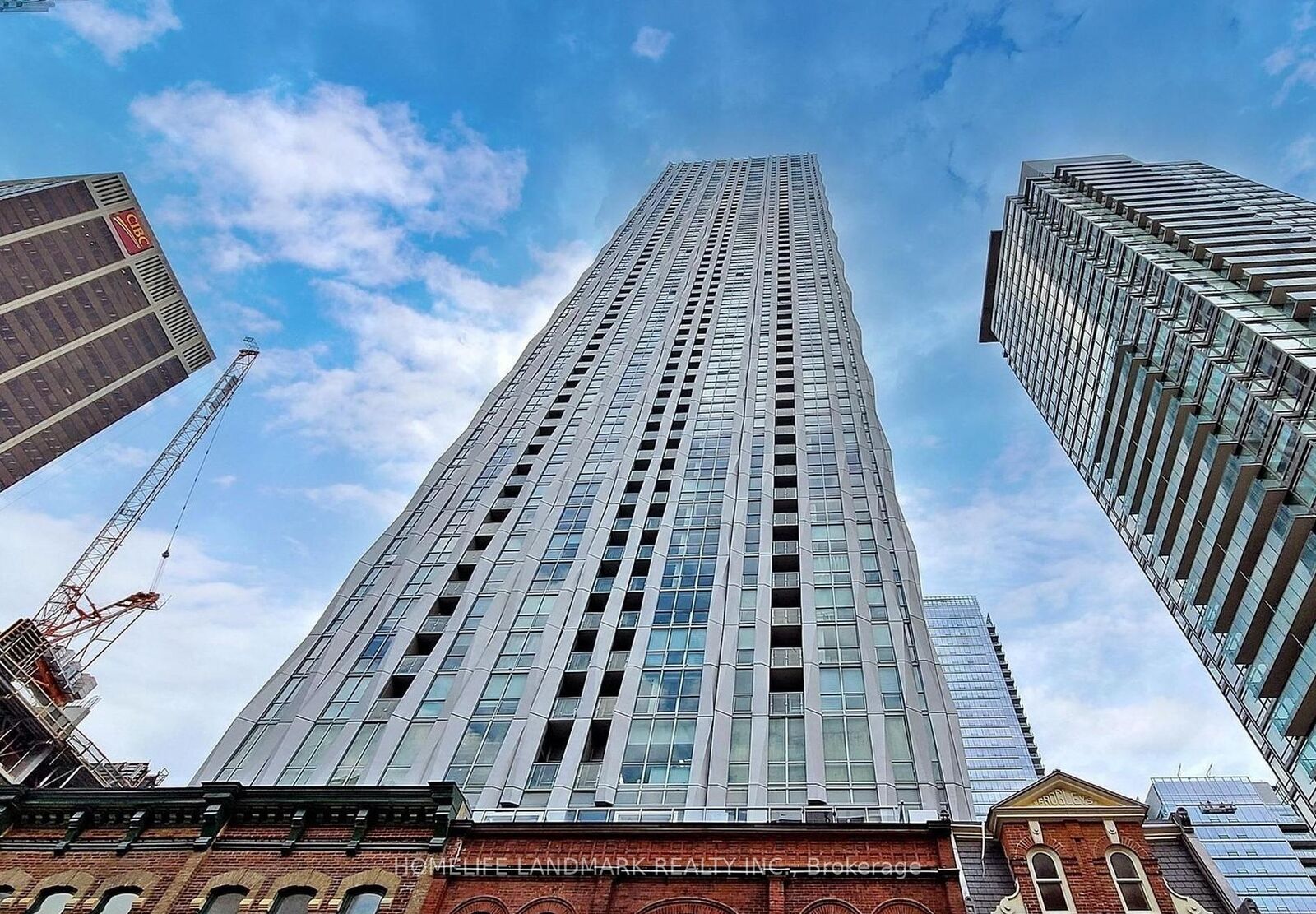Photo de la propriété: 1 Yorkville Avenue 2409 ON M4W 0B1