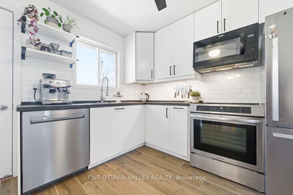 Property Photo:  587 Alfred Street E  ON K8A 8A2 