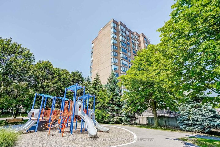 Property Photo:  711 Rossland Road 501  ON L1N 8Z1 