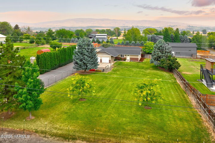 Property Photo: 14809 Douglas Rd WA 98908