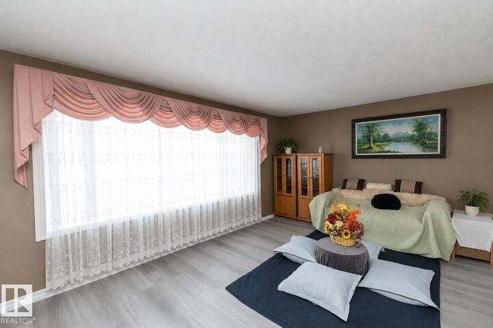 Property Photo: 11539 40 Avenue NW AB T6J 0R7