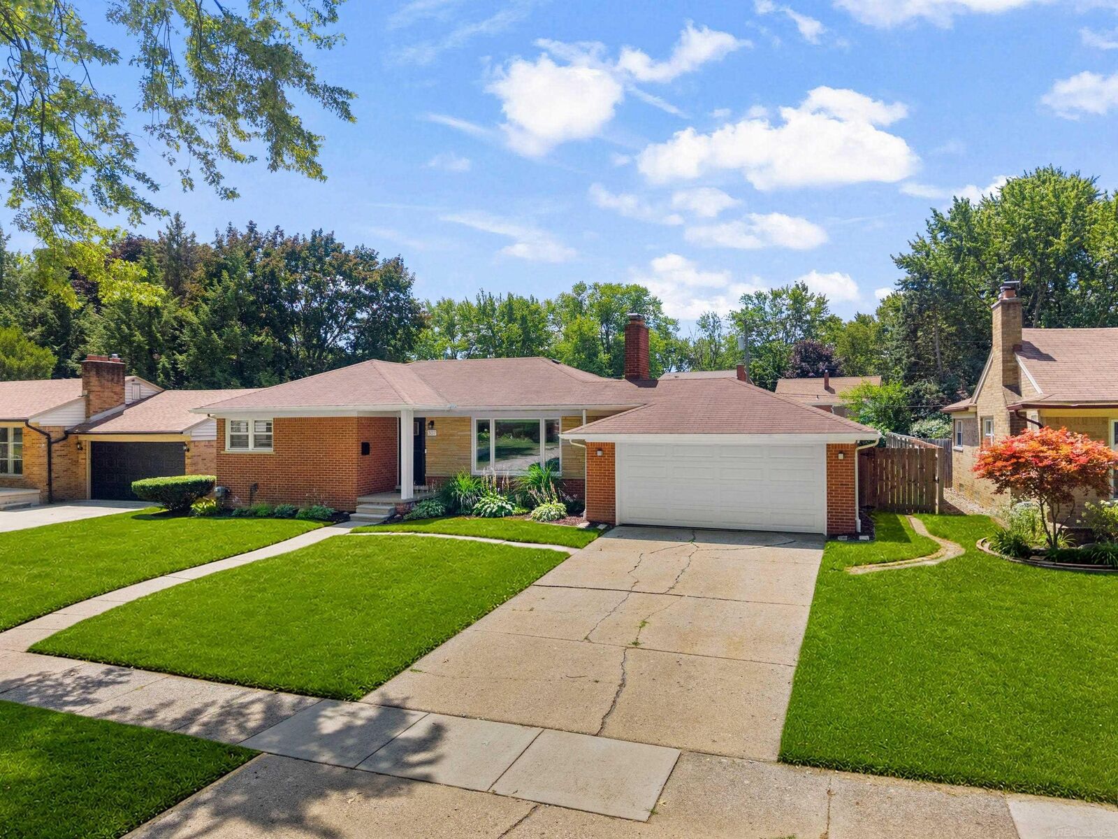 Property Photo:  307 Wellington Crescent Boulevard  MI 48043 