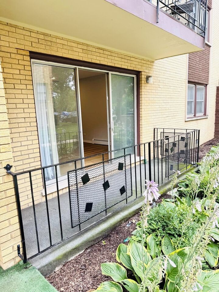 Property Photo: 10425 S Hale Avenue 1A IL 60643