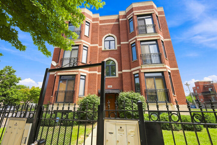 Property Photo: 4135 S Vincennes Avenue 3N IL 60653