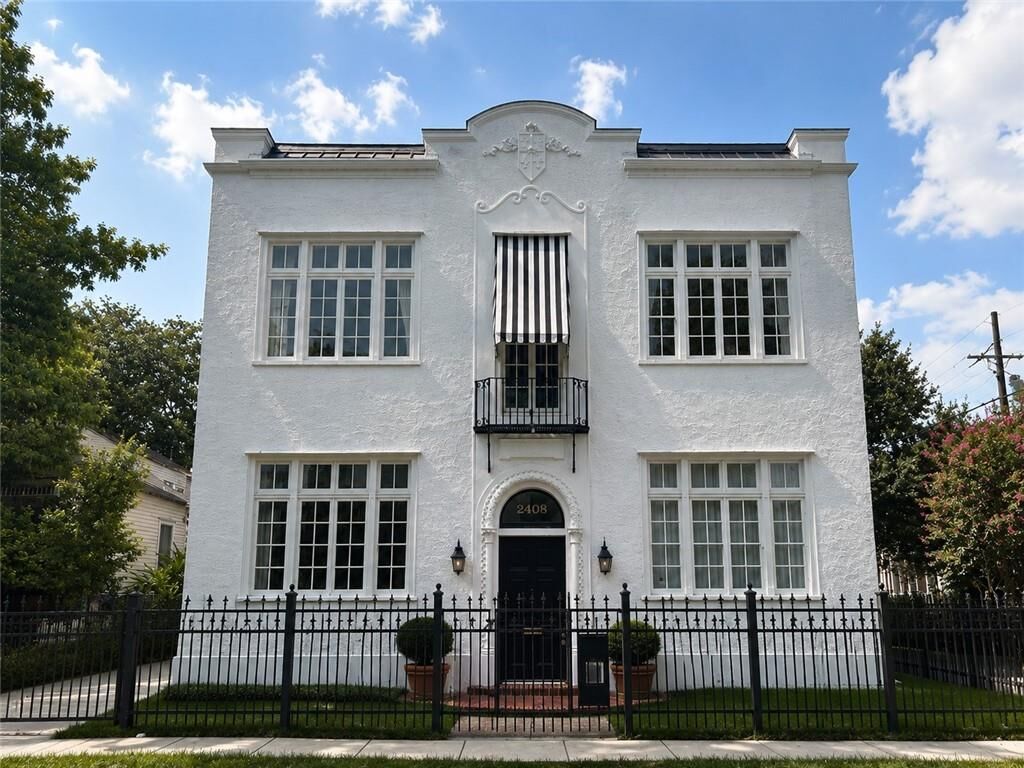 Property Photo:  2403 Carondelet Street E  LA 70130 