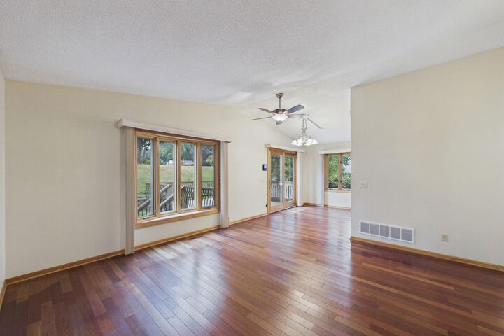 Property Photo: 2742 Hilltop Court MN 55109