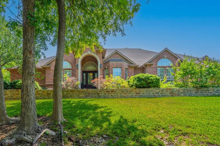 Property Photo: 6420 Shady Oaks Lane TX 76065