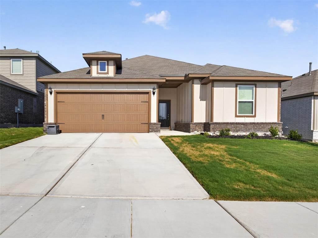 Property Photo: 905 Cawthorne Trail TX 76108
