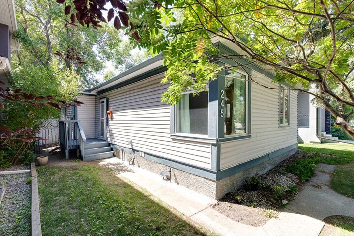 Property Photo:  245 21 Avenue NW  AB T2M 1J4 