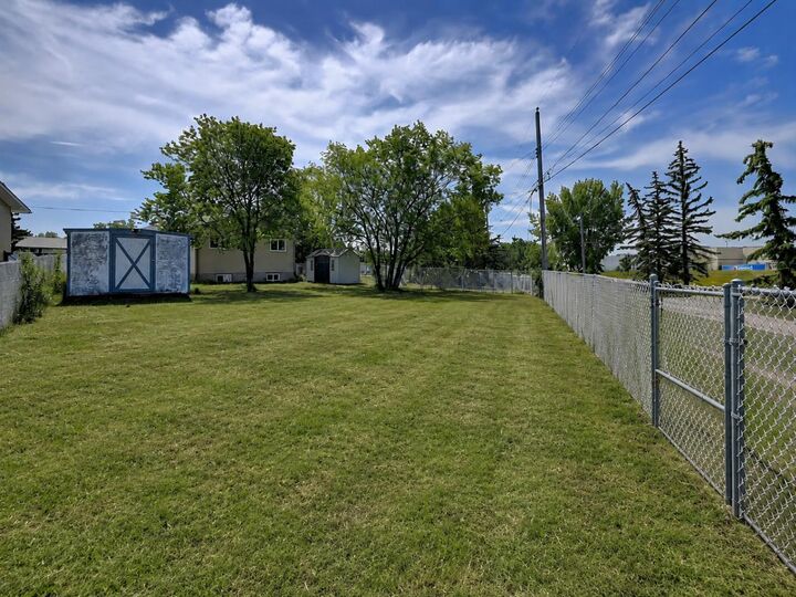Property Photo:  11448 97 Street  AB T8V 3N2 