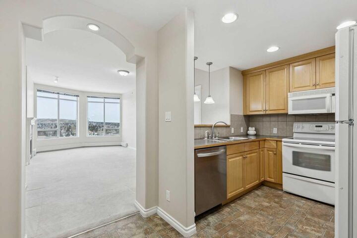 Property Photo: 1726 14 Avenue NW 705 AB T2N 4Y8
