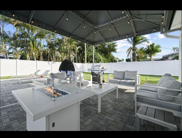 Property Photo: 5040 NE 22nd Avenue FL 33064
