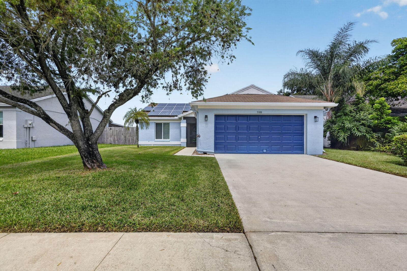 Property Photo:  5108 Arbor Glen Circle  FL 33463 