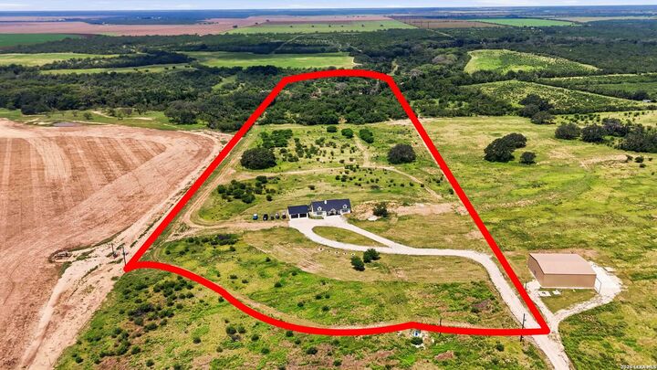 Property Photo: 2194 S Ranch Rd 187 TX 78881