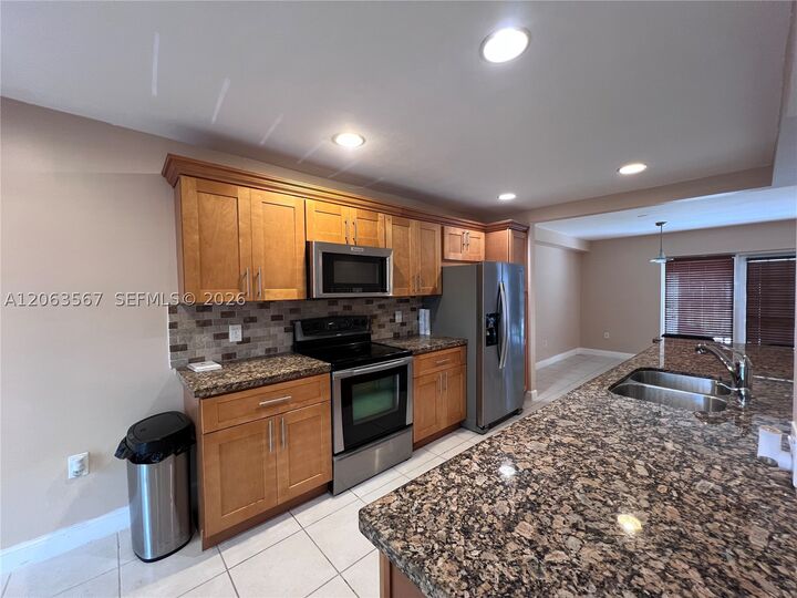 Property Photo: 2750 N 34th Ave 9D FL 33021