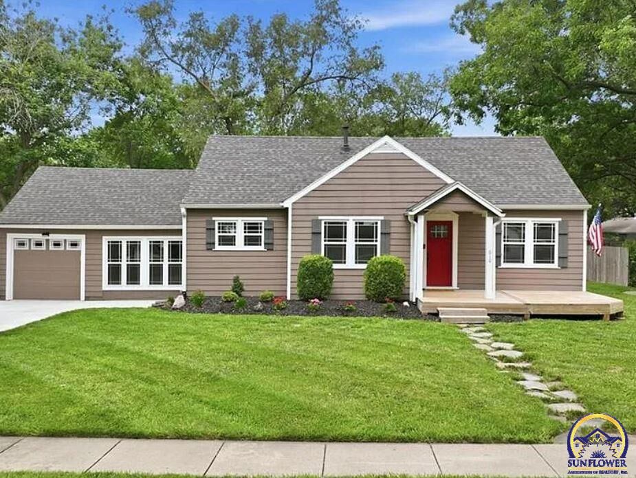Property Photo: 610 Pine St KS 66092