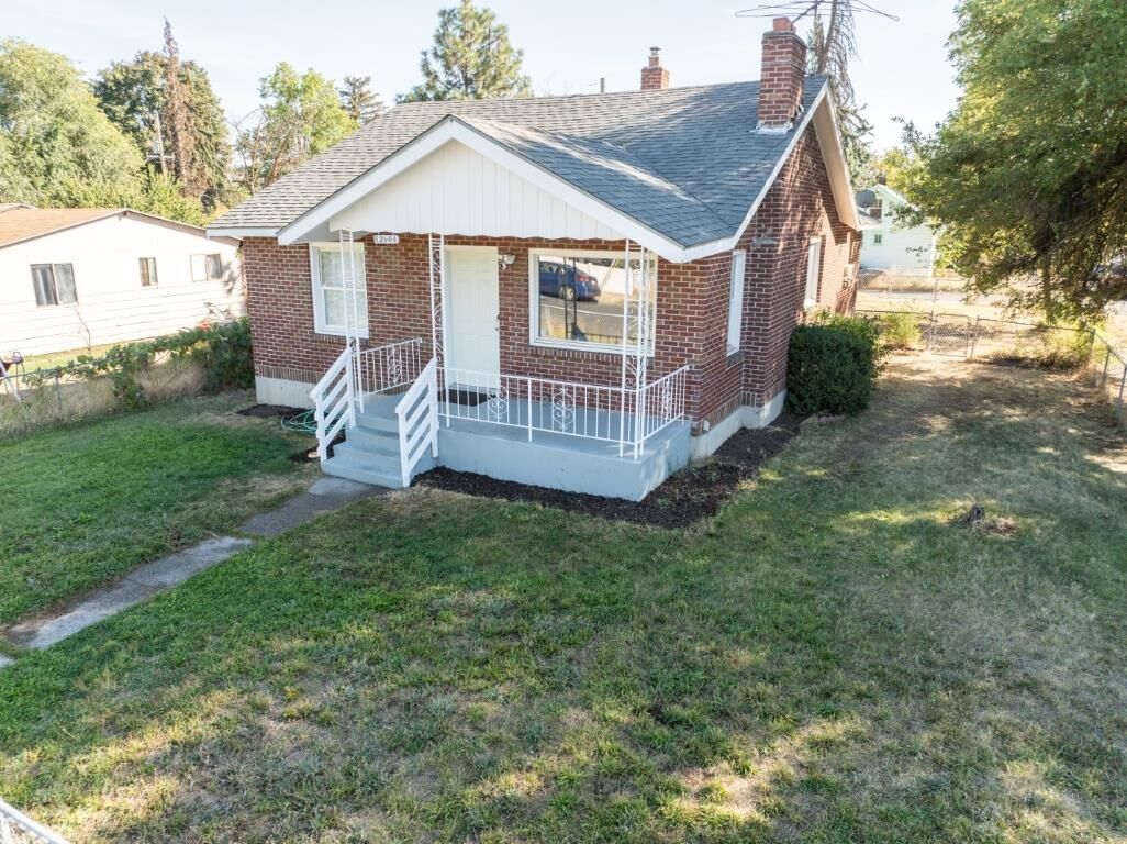 Property Photo: 2904 E Columbia Ave WA 99208