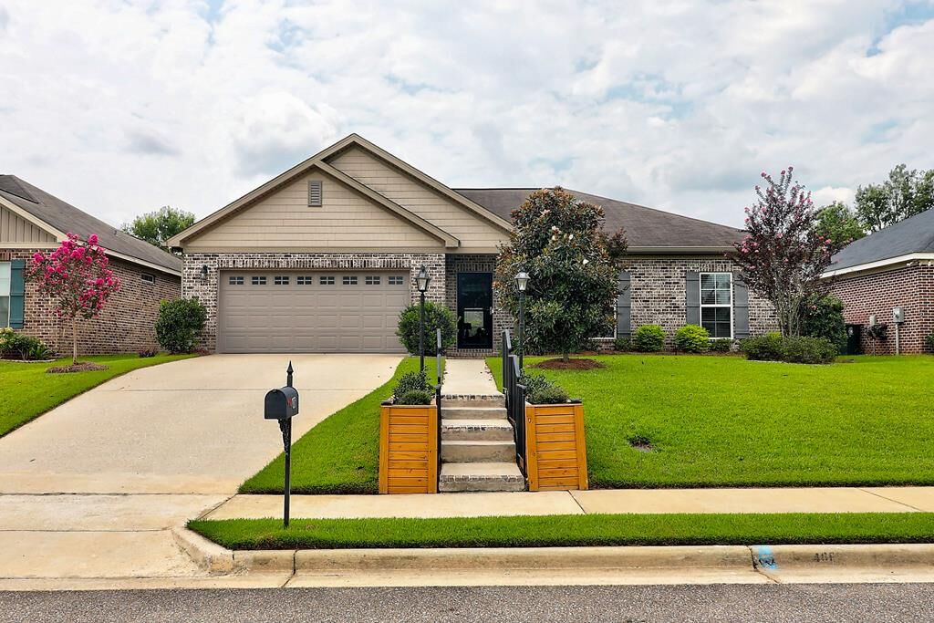 Property Photo: 406 Ridgeland Rd AL 36301