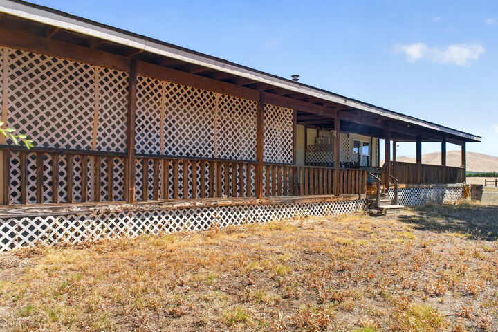 Property Photo:  24574 Avenue 200  CA 93267 