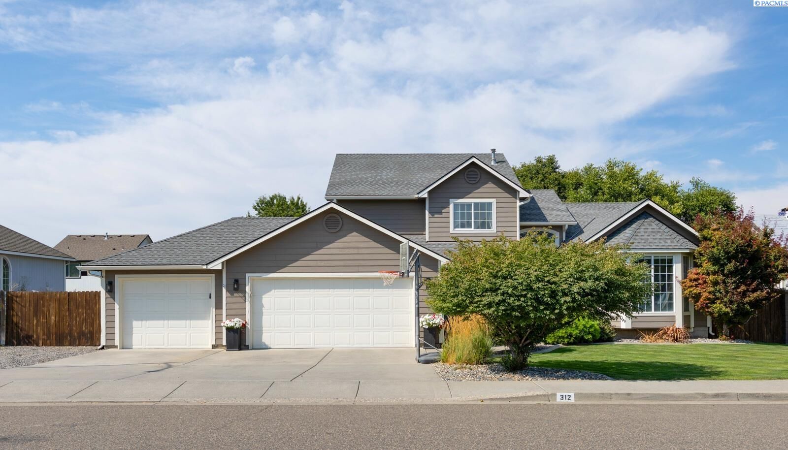 Property Photo:  312 Oahu Street  WA 99352 