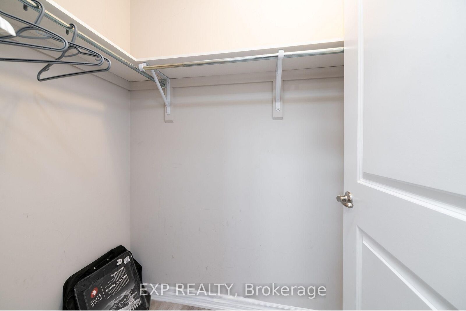 Property Photo: 324 Equestrian Way 44 (Main) ON N3E 0E2