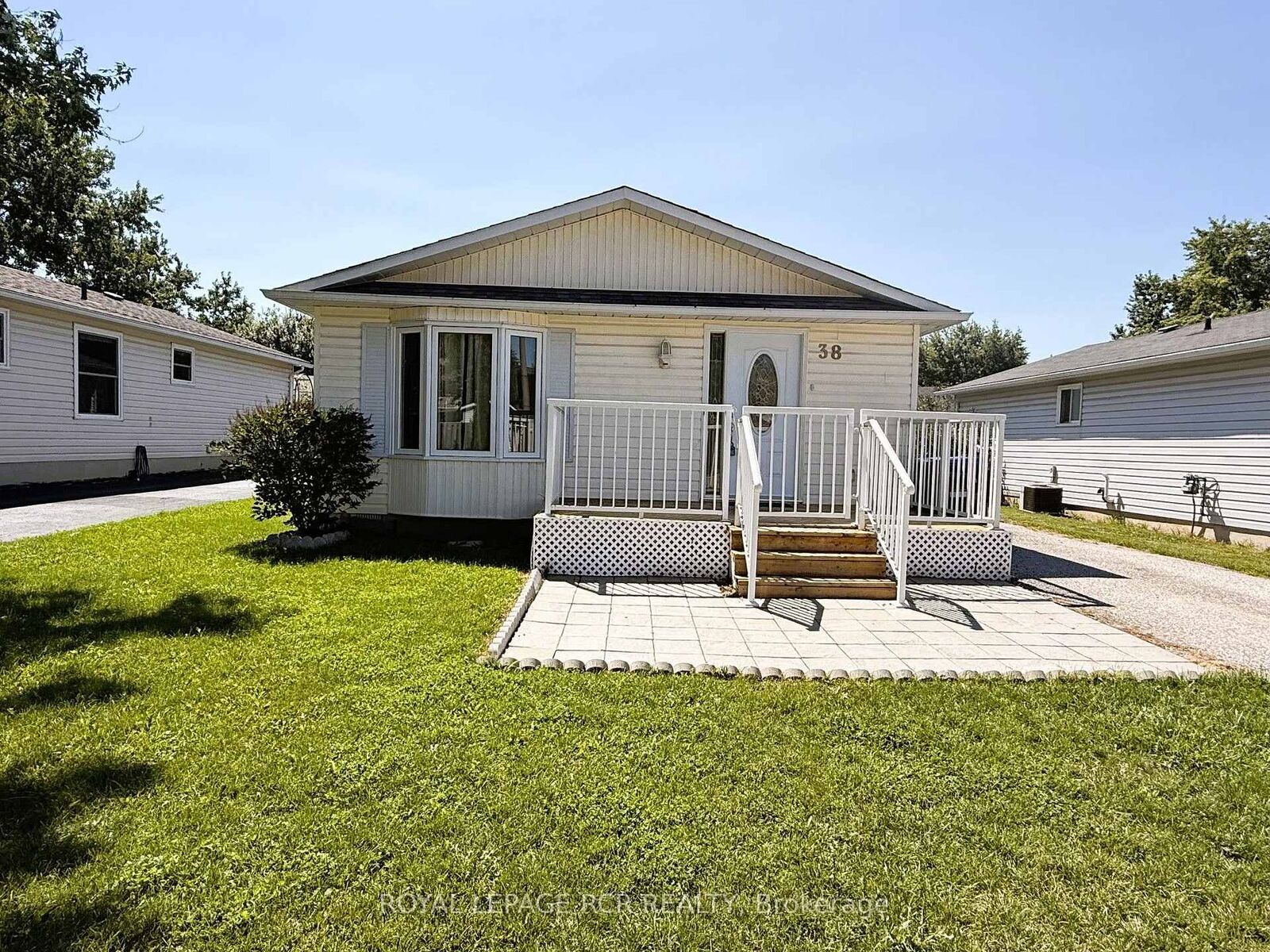 Property Photo:  38 Royal Oak Drive  ON L0L 1L0 