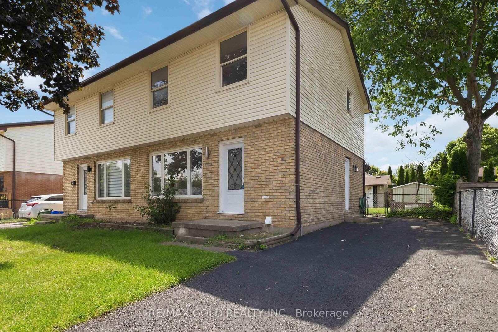 Property Photo:  318 Admiral Drive  ON N5V 1J1 