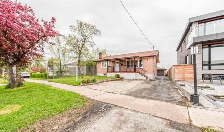 Property Photo: 7208 Hermitage Road ON L4T 2S4