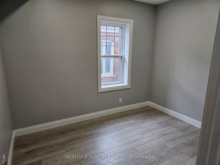 Property Photo:  427 Colborne Street 5  ON N3S 3N5 