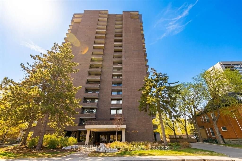 Property Photo: 71 Somerset Street W 2003 ON K2P 2G2