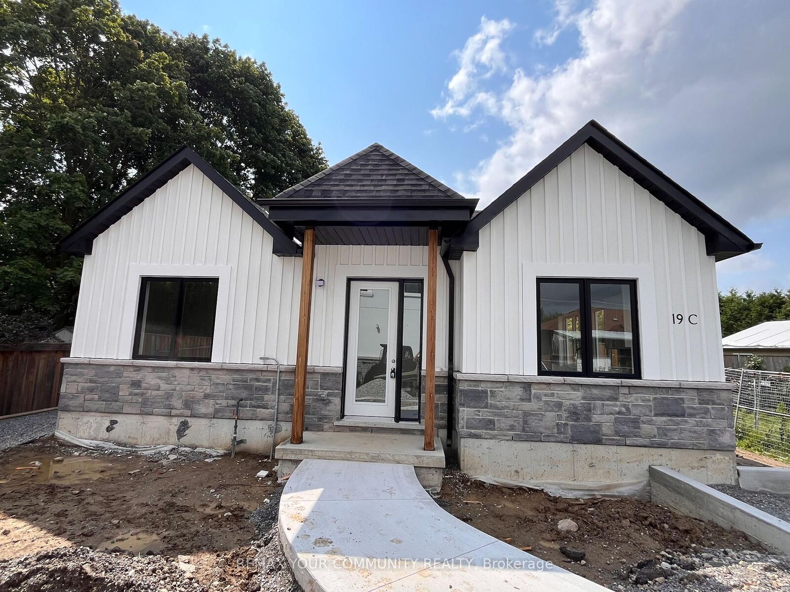 Property Photo: 19 Cousins Drive 3 ON L4G 1B2