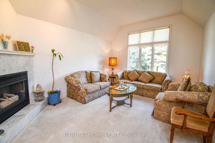 Property Photo: 11 Thackeray Crescent ON L4N 6J6
