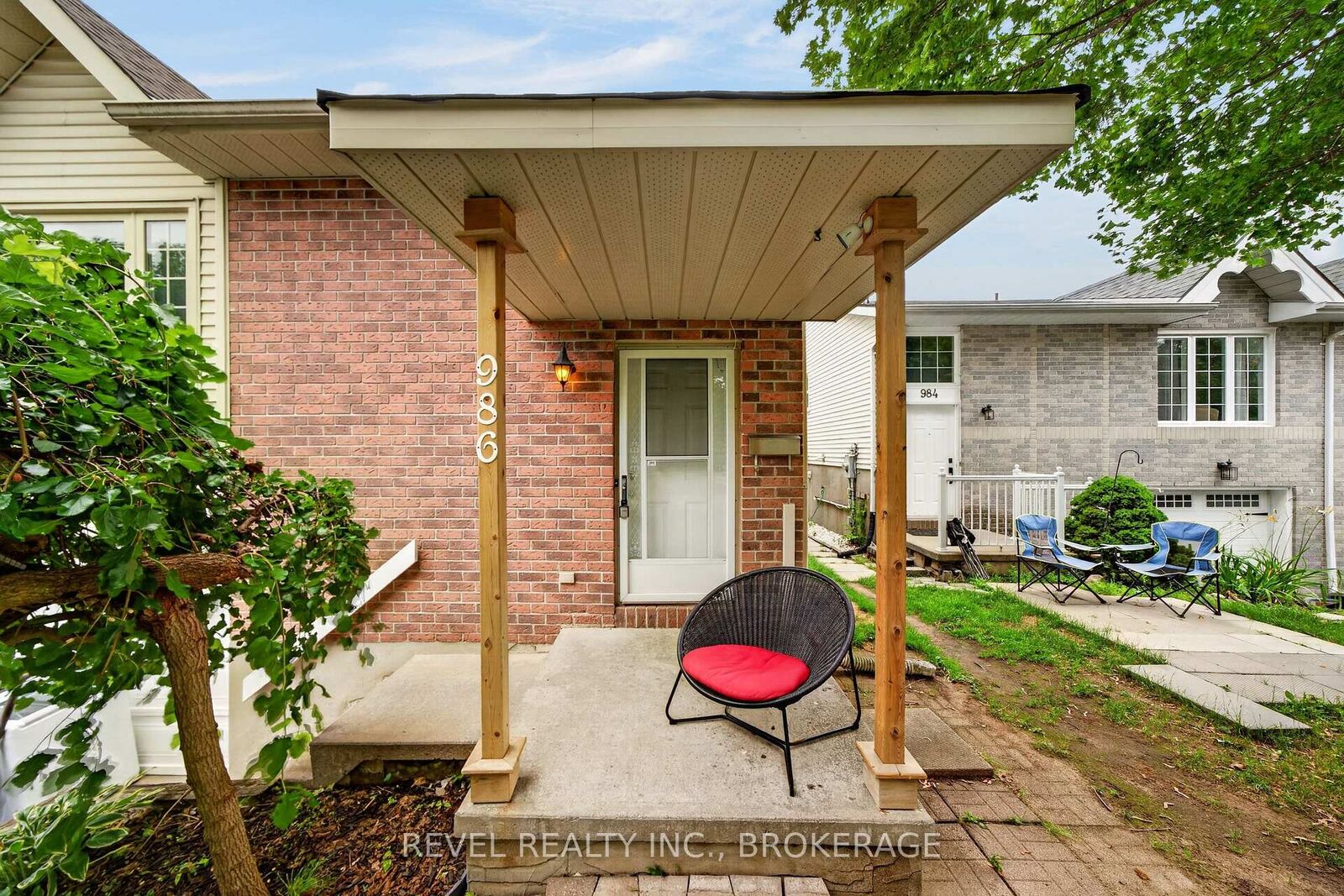 Property Photo: 986 Killarney Crescent ON K7M 8C7