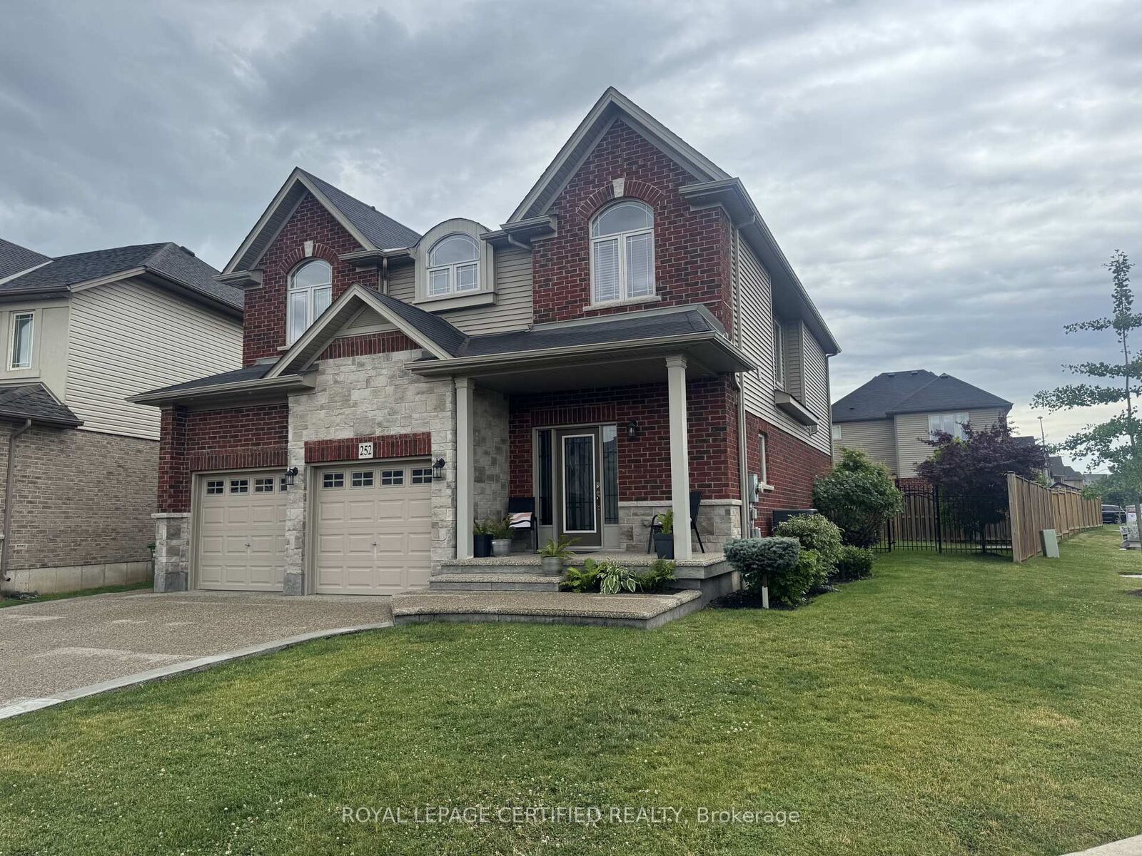 Property Photo: 252 Westbank Trail ON L8K 5R9