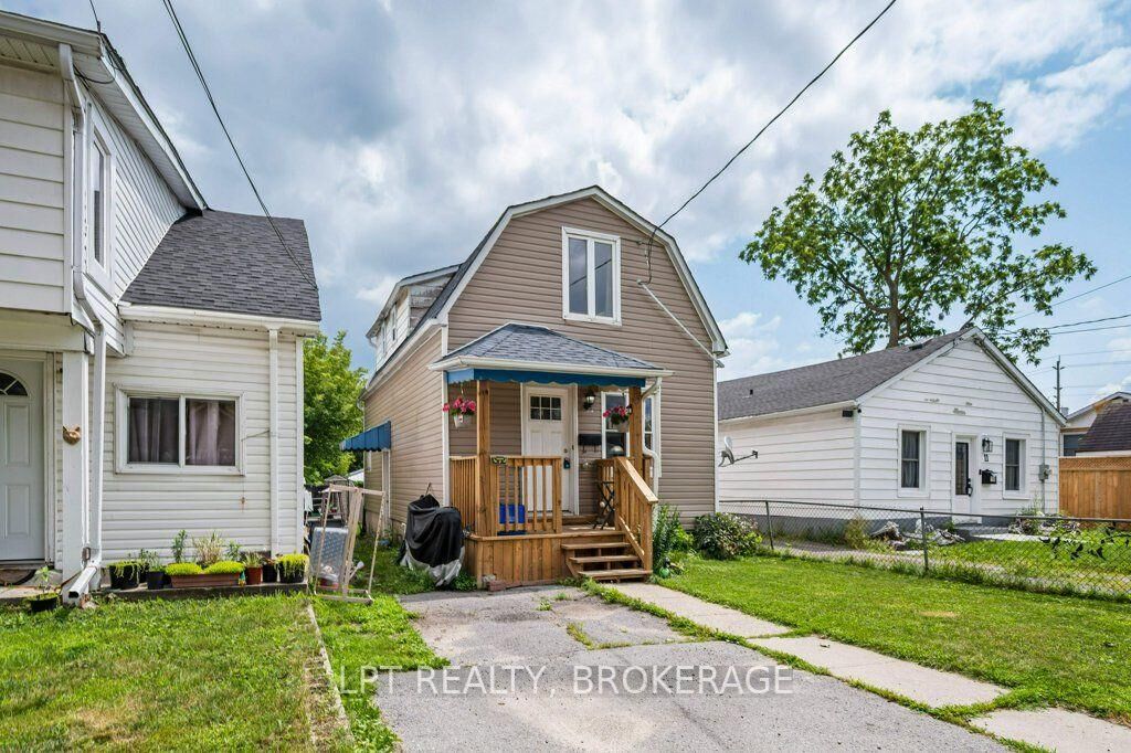 Property Photo:  13 Kingscourt Avenue  ON K7K 4N6 