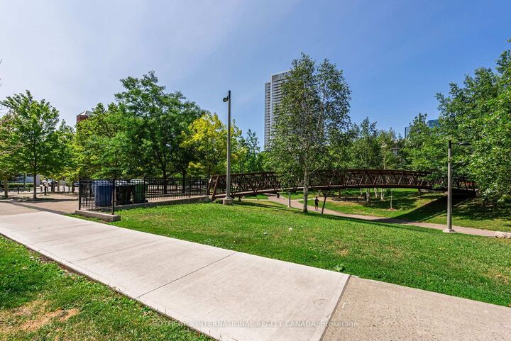 Property Photo: 135 Village Green Square 519 ON M1S 0G4
