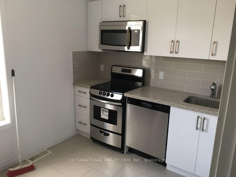 Property Photo:  161 Montrose Avenue Unit 2  ON M6J 2T6 