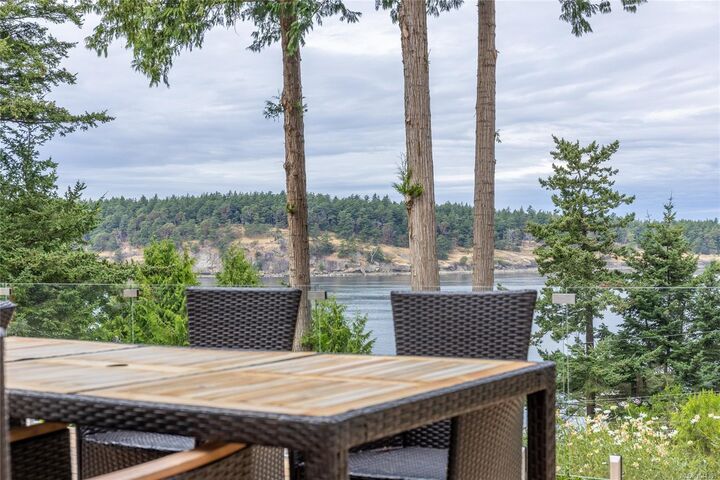 Property Photo: 696 Tumbo Channel Rd BC V0N 2Y0