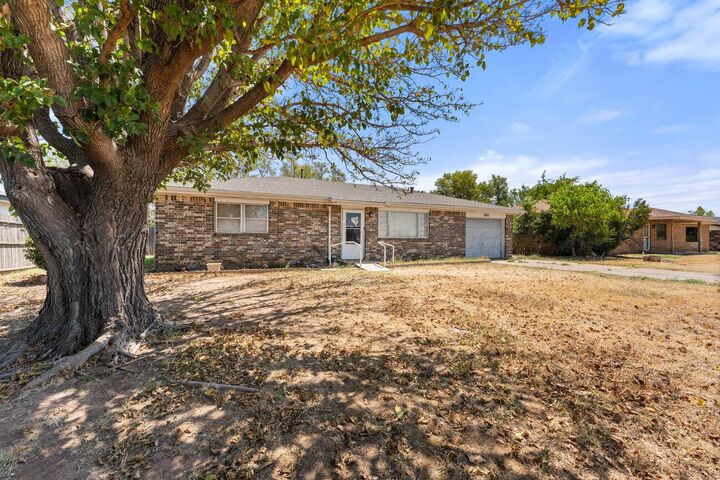 Property Photo: 800 N Arizona Street TX 79079