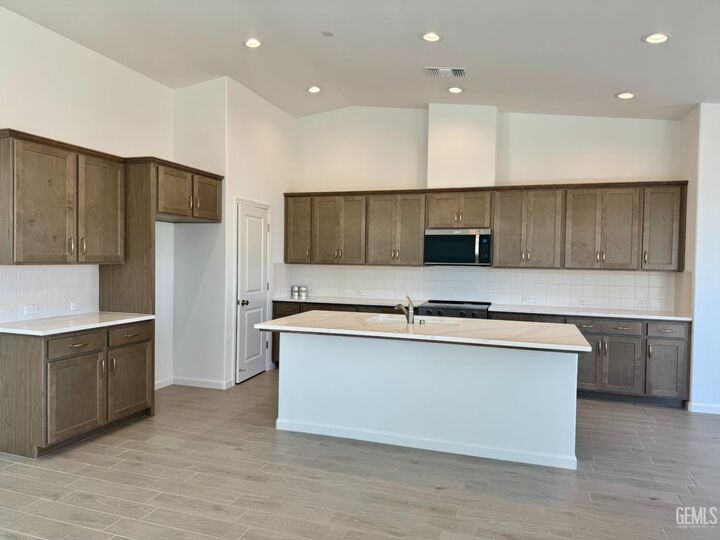 Property Photo: 2104 Silkstone Court CA 93311