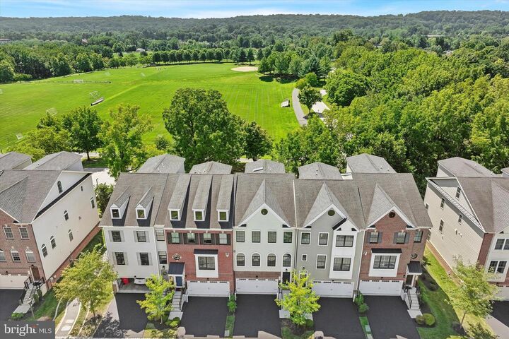 Property Photo:  30 Parkview Circle  PA 19087 