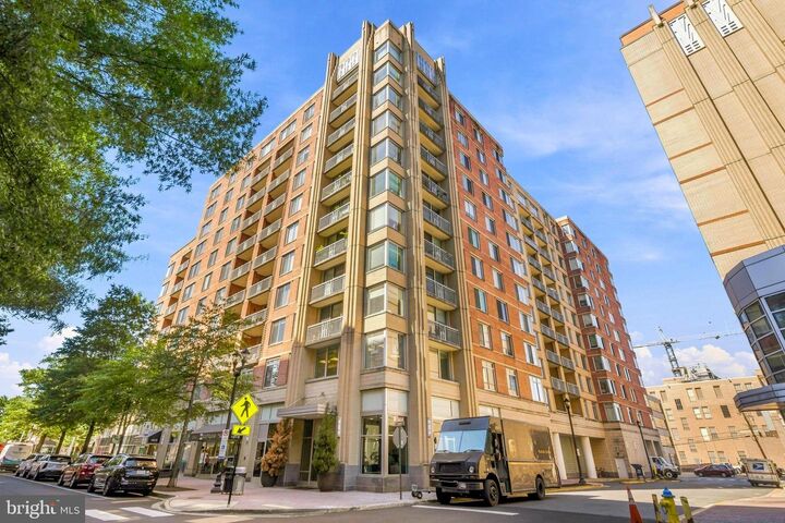 Property Photo: 1020 N Highland Street 524 VA 22201
