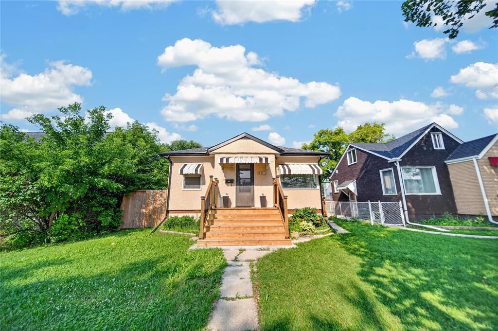 Property Photo:  924 Clifton Street  MB R3G 2Y1 