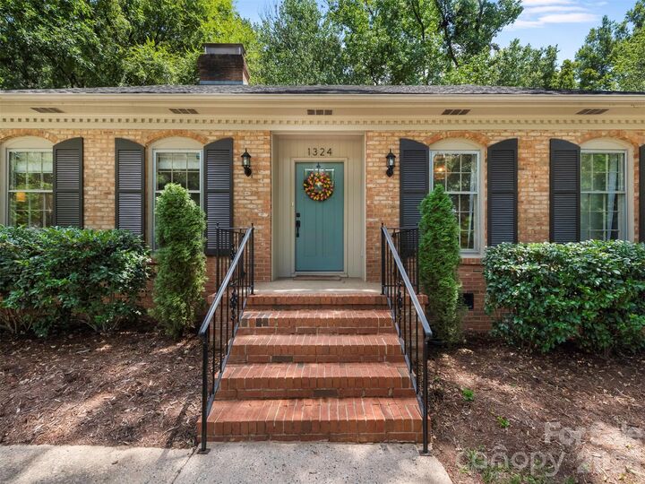 Property Photo: 1324 Redcoat Drive NC 28211