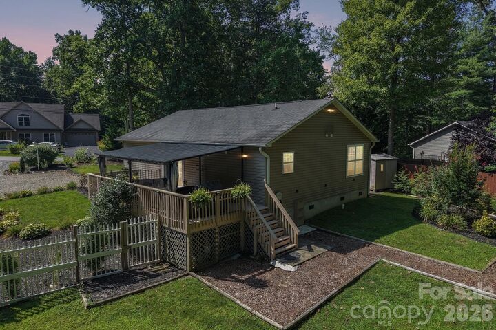Property Photo: 932 Monte Vista Road NC 28715