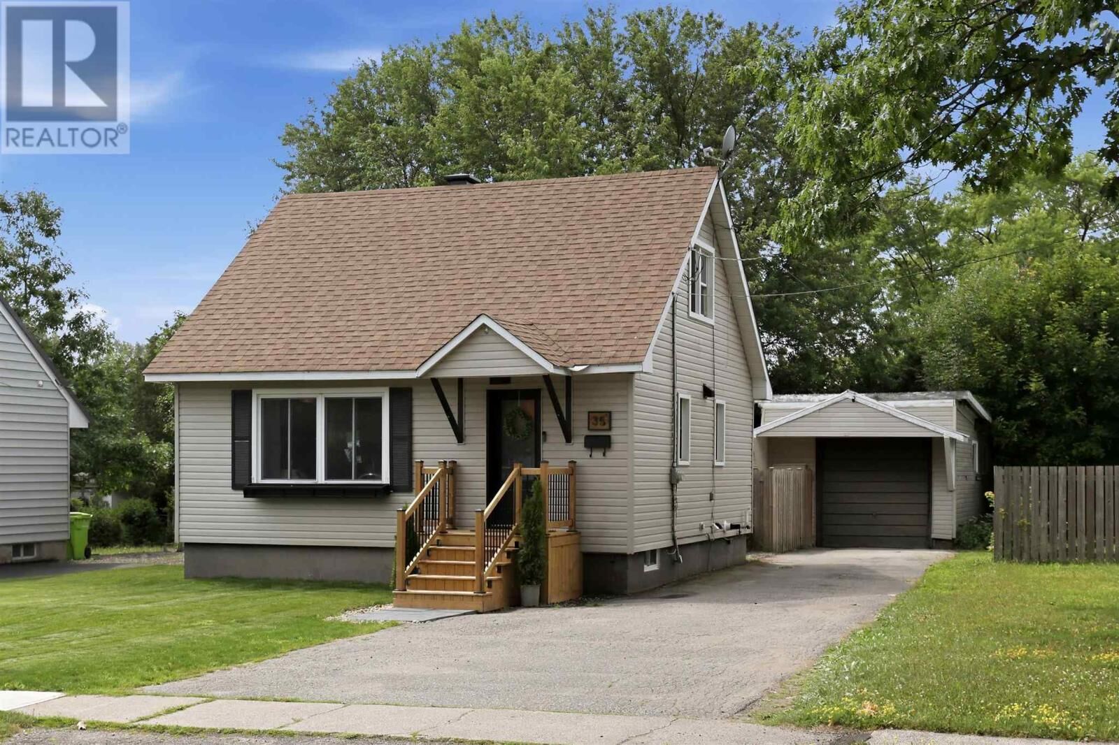 Property Photo:  35 Crawford Ave  ON P6B 2Z9 