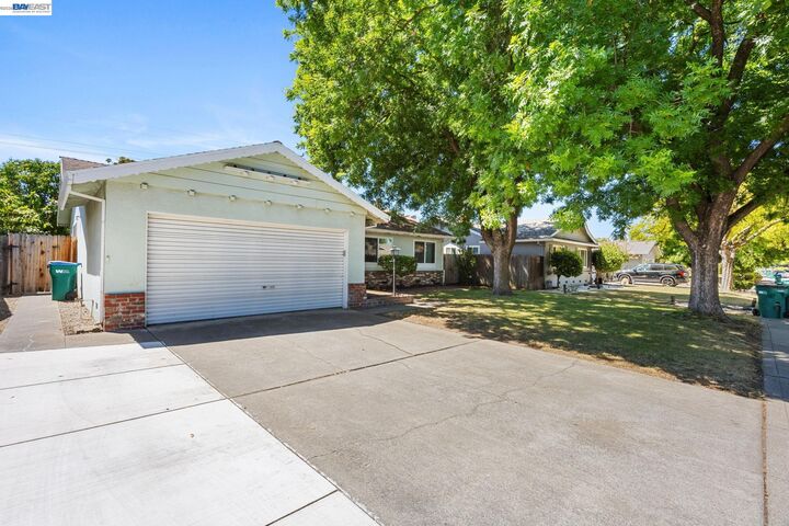 Property Photo: 316 E Canterbury Dr CA 95207